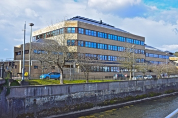 Welsh council cuts free transport to English-language schools image